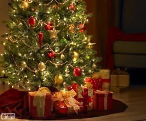 Puzzle de Árbol de Navidad adornado con bolas, lazos, una gran estrella y con los regalos debajo
