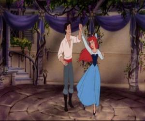 Puzzle de Ariel, la sirenita, bailando con su enamorado el príncipe Eric