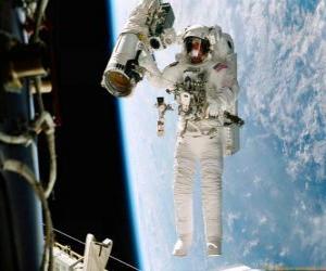 Puzzle de Astronauta durante una misión espacial utilizando una mochila de propulsión 