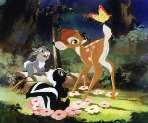 Puzzle de Bambi con sus amigos Tambor y Flor en el bosque jugando con una mariposa