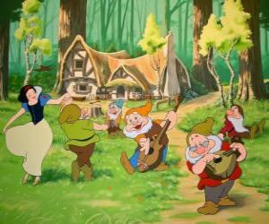 Puzzle de Blancanieves bailando con los enanitos