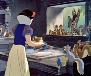 Puzzle de Blancanieves, en casa de los enanitos preparando una tarta en compañia de los animales