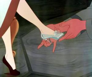 Puzzle de Cenicienta probándose el zapatito de cristal perdido en el palacio al salir corriendo justo antes de medianoche