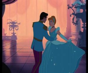 Puzzle de Cenicienta y el Príncipe bailando enamorados en la gran fiesta de palacio