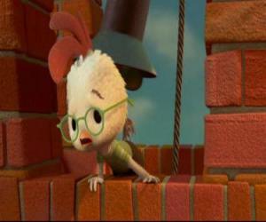 Puzzle de Chicken Little, alerta con la campana de la escuela y grita a todos "¡Corran por sus vidas!"