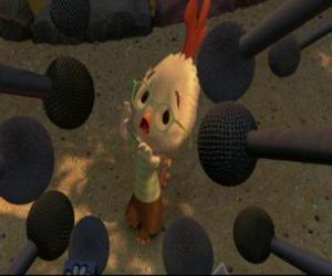 Puzzle de Chicken Little es entrevistado por varios periodistas