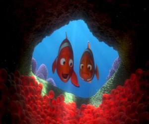 Puzzle de Coral y Marlin ilusionados observando a sus futuros hijos y pensando en sus nombres
