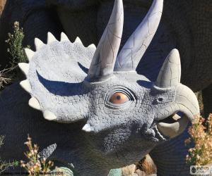 Puzzle de Dinosaurio triceratops con sus tres cuernos