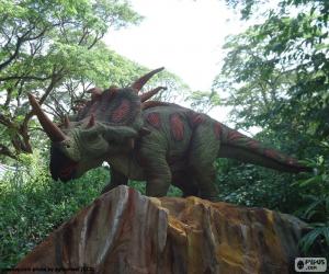 Puzzle de Dinosaurio triceratops con sus tres cuernos