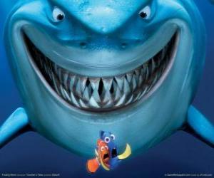 Puzzle de Dory y Marlin, el padre de Nemo, delante de un tiburón