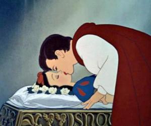 Puzzle de El Príncipe da un beso de amor a Blancanieves que despierta del encantamiento de la bruja