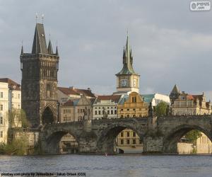Puzzle de El Puente Carlos sobre el río Moldava, Karlův Most en checo, el puente más viejo de Praga, República Checa 