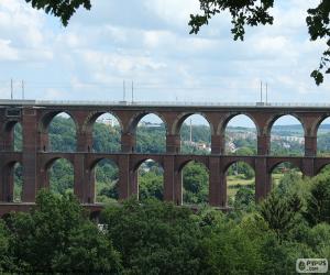Puzzle de El Puente de Göltzschtal o Göltzschtalbrücke es el puente de ladrillo más grande del mundo. Puente para el ferrocarril entre Sajonia y Baviera, Alemania