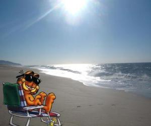 Puzzle de Garfield en la playa sentado en una tumbona