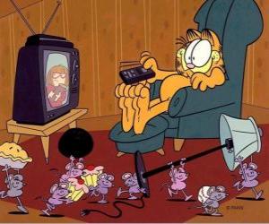 Puzzle de Garfield viendo durante interminables horas la televisión basura. Mientras los ratones se la llevan todo.