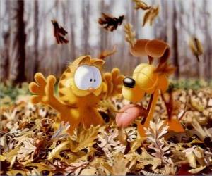 Puzzle de Garfield y Odie jugando con las hojas caídas en otoño