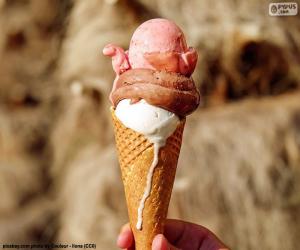 Puzzle de Helado de cono, cono de galleta con una gran bola de helado
