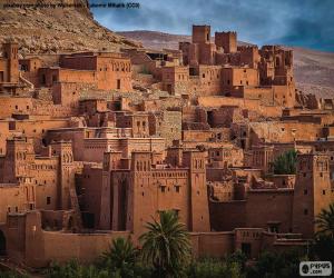 Puzzle de Ksar de Ait Ben Hadu, conjunto de edificios de adobe rodeados por altas murallas, Uarzazate, Marruecos.