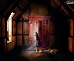 Puzzle de La pequeña Lucy Pevensie entrando en el armario