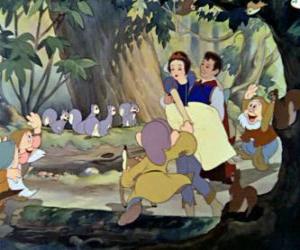 Puzzle de La Princesa Blancanieves a brazos del Príncipe rodeados por enanitos muy contentos