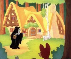 Puzzle de La Reina disfrazada de bruja se acerca a la casita de los siete enanitos para darle a Blancanieves una manzana envenenada