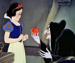 Puzzle de La Reina disfrazada de bruja le da a Blancanieves una manzana envenenada y le dice que antes de morderla pida un deseo