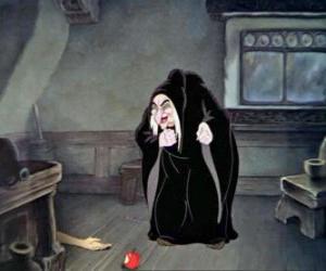 Puzzle de La Reina se rie tras ver como Blancanieves tras dar un mordisco a la manzana envenenada cae al suelo