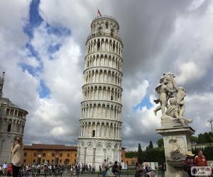 Puzzle de La Torre de Pisa, la torre inclinada es el campanario de la catedral de Pisa, Italia