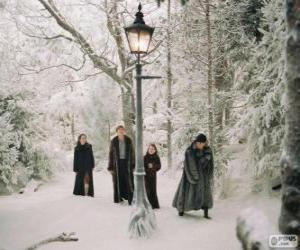 Puzzle de Los hermanos Pevensie, Peter, Susan y Lucy, en el mágico bosque de Narnia