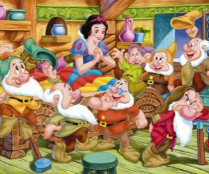 Puzzle de Los siete enanitos contentos de tener a la Princesa Blancanieves en casa