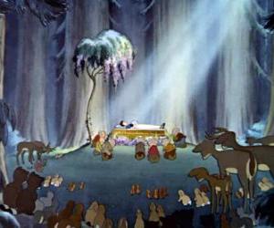 Puzzle de Los siete enanitos y los animales del bosque tristes alrededor del cuerpo sin vida de Blancanieves