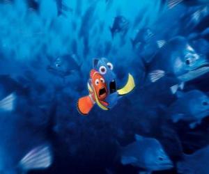 Puzzle de Marlin y Dory muy asustados junto a un banco de peces