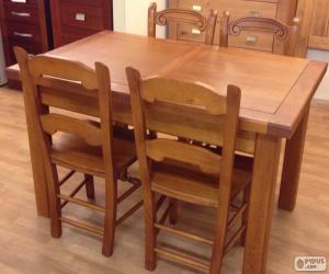Puzzle de Mesa de comedor con cuatro sillas, todo en madera
