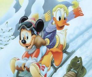 Puzzle de Mickey Mouse y Donald bajado en trineo