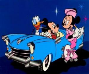 Puzzle de Mickey Mouse y Donald en un coche mientras Minnie les toma nota