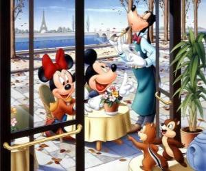 Puzzle de Mickey y Minnie en una terraza en Paris y donde el camarero es Goofy