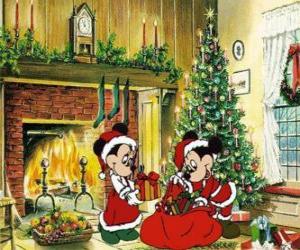 Puzzle de Mickey y Minnie Mouse disfrazado de Papá Noel con un saco lleno de regalos al lado del árbol de Navidad