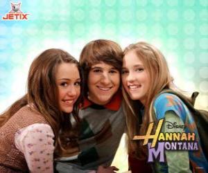 Puzzle de Miley Stewart / Hannah Montana (Miley Cyrus) junto a sus amigos,Oliver Oken (Mitchel Musso) y Lilly Truscott (Emily Osment)