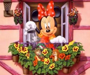 Puzzle de Minnie Mouse regando las flores