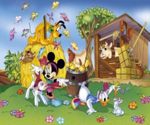 Puzzle de Minnie y Daisy en el campo cuidando de los animales observadas por Pluto 