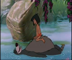 Puzzle de Mowgli encima de la barriga de su amigo Balooo en el rio 