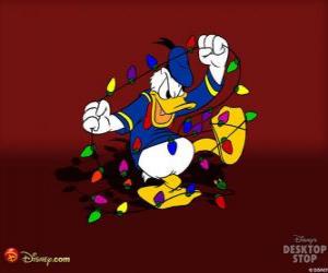 Puzzle de Pato Donald muy enfadado intentando colocar una guirnalda de luces de Navidad