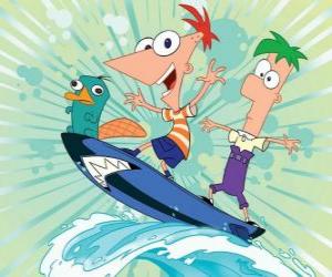 Puzzle de Phineas, Ferb y Perry surfeando sobre una ola con una tabla decorada con la cara de un tiburón