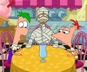 Puzzle de Phineas y Ferb compartiendo un refresco con una momia