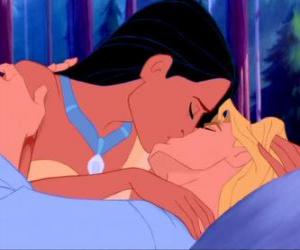 Puzzle de Pocahontas y el capitán inglés John Smith dandose un beso