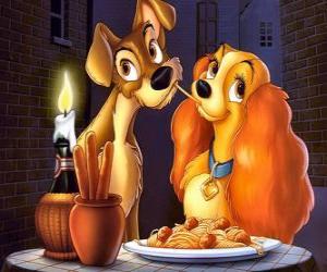 Puzzle de Reina y Golfo completamente enamorados compartiendo un plato de pasta a la luz de las velas en La dama y el vagabundo