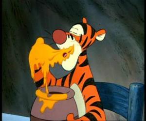 Puzzle de Tigger comiendo miel en la mesa
