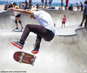 Puzzle de Un skater practicando con el monopatin o skateboard