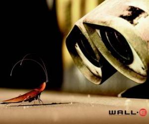 Puzzle de Wall-e mira con atención a un pequeño insecto