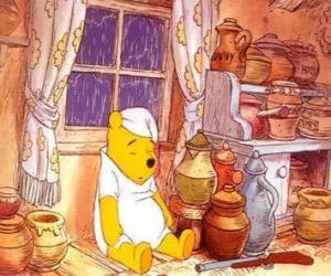 Puzzle de Winnie The Pooh durmiendo junto la ventana de su casa